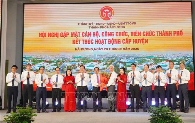 Các đồng chí Uỷ viên Ban Thường vụ Thành uỷ tặng hoa chúc mừng đồng chí Đồng chí Trần Đức Thắng, Uỷ viên Trung ương Đảng, Bí thư Tỉnh uỷ Hải Dương. Ảnh: Phương Hoa – TTXVN