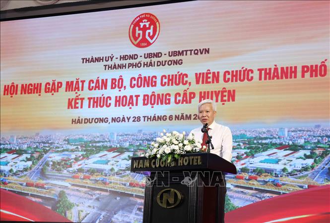 Đồng chí Lê Đình Long, Uỷ viên Ban Thường vụ Tỉnh uỷ, Bí thư Thành uỷ Hải Dương phát biểu tại hội nghị. Ảnh: Phương Hoa – TTXVN