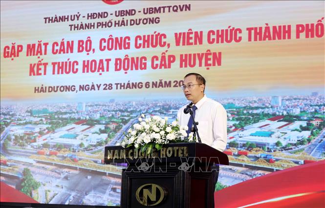 Phạm Đình Việt Đức, Bí thư Đảng phường Thanh Bình, đại diện các đồng chí lãnh đạo phường, xã mới phát biểu tại hội nghị. Ảnh: Phương Hoa – TTXVN
