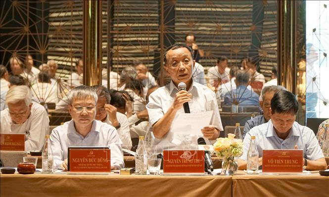Trung tướng Nguyễn Trung Thu, nguyên Phó Tổng tham mưu trưởng Quân đội Nhân dân Việt Nam (đứng giữa) phát biểu tại Hội nghị. Ảnh: Quốc Dũng - TTXVN