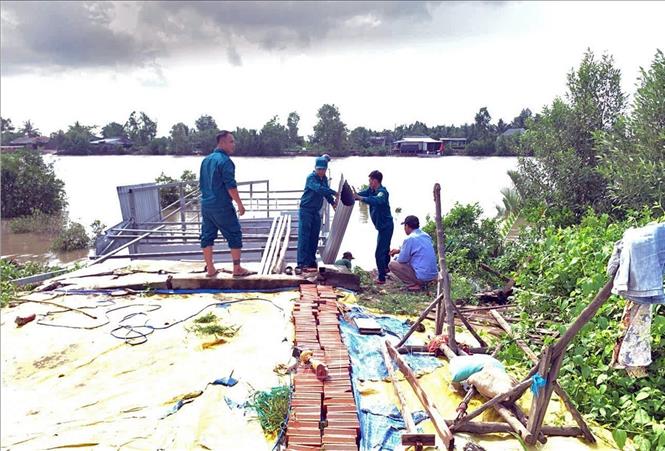 Ngay sau khi xảy ra sự cố, chính quyền và ngành chức năng địa phương đã khẩn trương có mặt tại hiện trường hỗ trợ người dân di dời tài sản, khắc phục hậu quả. Ảnh: TTXVN phát