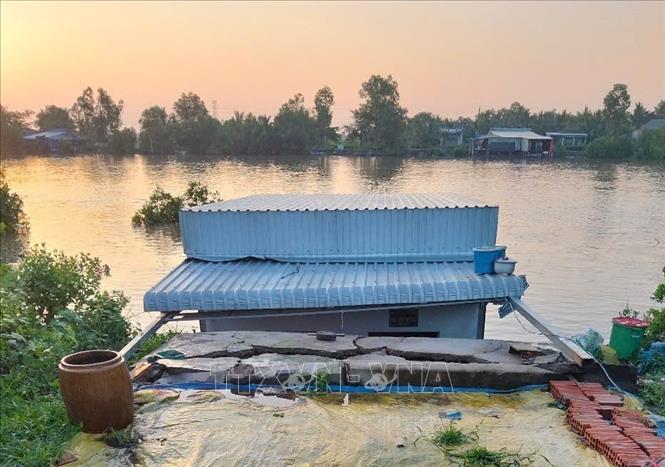 Vụ sạt lở đất tại xã Nguyễn Huân, huyện Đầm Dơi đã làm thiệt hại hoàn toàn 8 căn nhà của người dân. Ảnh: TTXVN phát