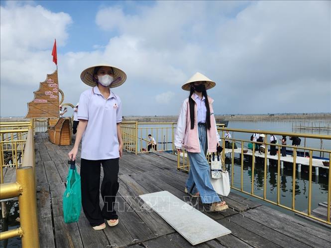Du khách được khuyến khích mang theo túi vải, vật dụng cá nhân khi đến du lịch, sử dụng dịch vụ tại xã Phú An, huyện Phú Vang, thành phố Huế. Ảnh: Mai Trang - TTXVN 