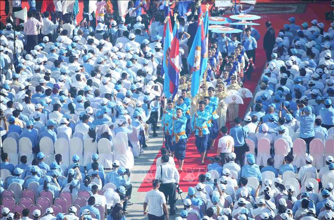 Lễ mít tinh kỷ niệm 74 năm thành lập CPP diễn ra trong khuôn viên trụ sở trung ương CPP ở trung tâm thủ đô Phnom Penh, thu hút hơn 10.000 người tham gia. Ảnh: Huỳnh Thảo - PV TTXVN tại Campuchia