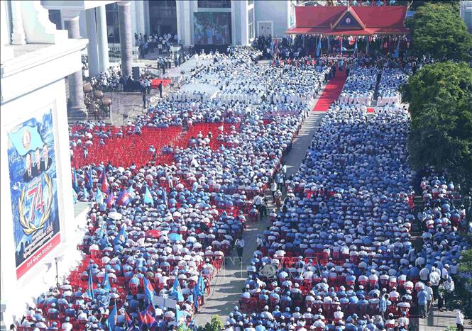 Lễ mít tinh kỷ niệm 74 năm thành lập CPP diễn ra trong khuôn viên trụ sở trung ương CPP ở trung tâm thủ đô Phnom Penh, thu hút hơn 10.000 người tham gia. Ảnh: Huỳnh Thảo - PV TTXVN tại Campuchia