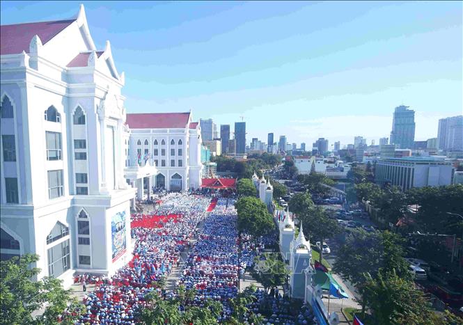 Lễ mít tinh kỷ niệm 74 năm thành lập CPP diễn ra trong khuôn viên trụ sở trung ương CPP ở trung tâm thủ đô Phnom Penh, thu hút hơn 10.000 người tham gia. Ảnh: Huỳnh Thảo - PV TTXVN tại Campuchia