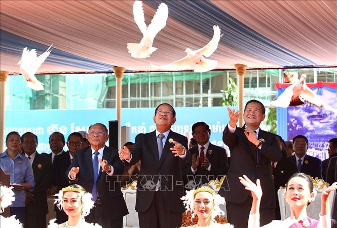 Ban lãnh đạo CPP thực hiện nghi thức thả chim bồ câu, thể hiện thông điệp về khát vọng hòa bình. Ảnh: Quang Anh – PV TTXVN tại Campuchia