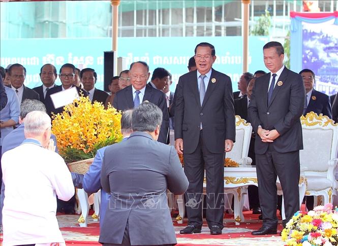 Các đoàn đại biểu tặng hoa chúc mừng 74 năm thành lập CPP. Ảnh: Quang Anh – PV TTXVN tại Campuchia