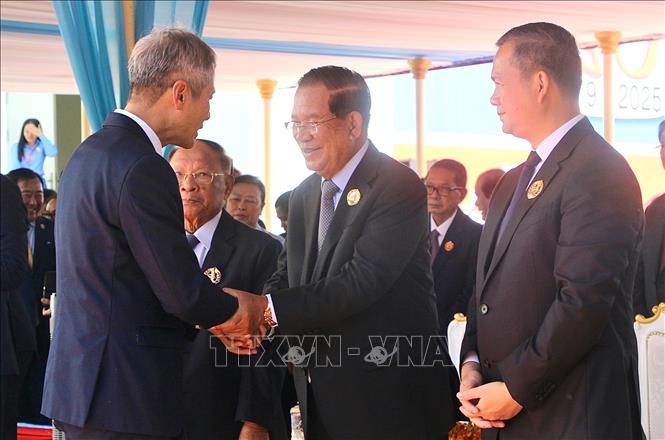 Đại sứ Việt Nam tại Vương quốc Campuchia Nguyễn Minh Vũ chúc mừng 74 năm thành lập CPP. Ảnh: Quang Anh – PV TTXVN tại Campuchia