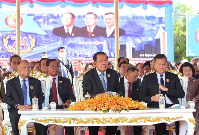 Lễ kỷ niệm 74 năm thành lập CPP diễn ra dưới sự chủ trì của Chủ tịch CPP Samdech Techo Hun Sen (giữa), Chủ tịch danh dự CPP Samdech Heng Samrin (trái) và Phó Chủ tịch CPP Samdech Thipadei Hun Manet. Ảnh: Quang Anh – PV TTXVN tại Campuchia