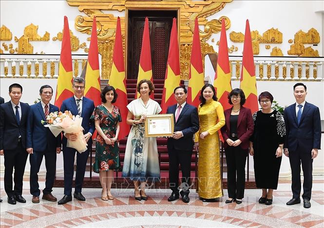 Phó Thủ tướng, Bộ trưởng Ngoại giao Bùi Thanh Sơn tặng Tổng Giám đốc UNESCO Audrey Azoulay kỷ niệm chương 