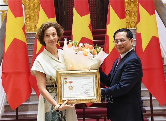 Phó Thủ tướng, Bộ trưởng Ngoại giao Bùi Thanh Sơn tặng Tổng Giám đốc UNESCO Audrey Azoulay kỷ niệm chương 