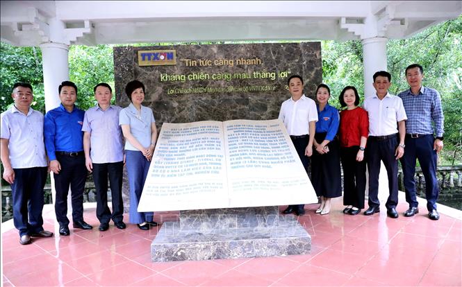 Bí thư Đảng ủy, Tổng Giám đốc TTXVN Vũ Việt Trang cùng đoàn công tác thăm Khu di tích TTXVN tại xã Trung Yên, huyện Sơn Dương, tỉnh Tuyên Quang. Ảnh: Quang Cường - TTXVN