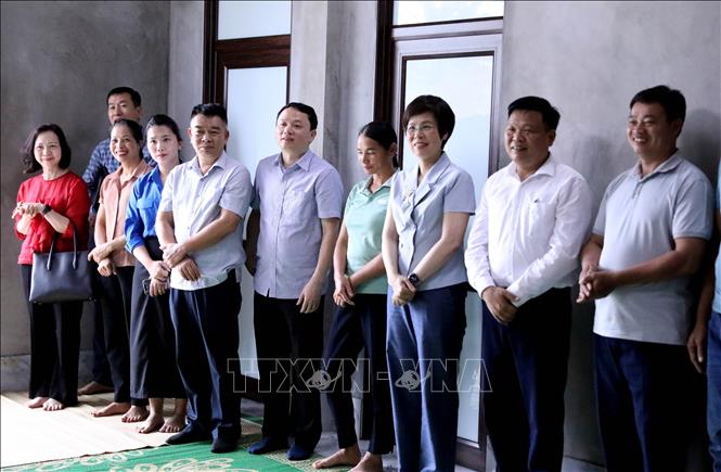 Tổng Giám đốc TTXVN Vũ Việt Trang cùng đoàn công tác thăm hai gia đình được TTXVN hỗ trợ nơi ở mới. Ảnh: Quang Cường - TTXVN