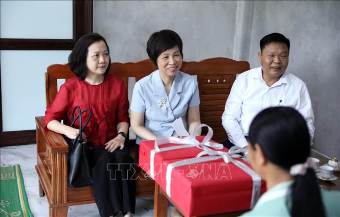 Tổng Giám đốc TTXVN Vũ Việt Trang thăm gia đình được TTXVN hỗ trợ nơi ở mới. Ảnh: Quang Cường - TTXVN