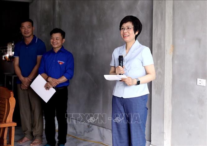 Tổng Giám đốc TTXVN Vũ Việt Trang bày tỏ niềm vui khi hai gia đình được TTXVN hỗ trợ có nơi ở mới khang trang. Ảnh: Quang Cường - TTXVN