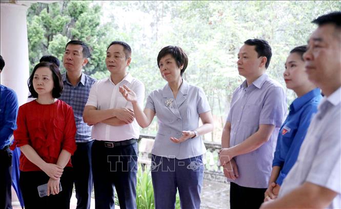Tổng Giám đốc TTXVN Vũ Việt Trang cùng đoàn công tác thăm Khu di tích TTXVN tại xã Trung Yên, huyện Sơn Dương, tỉnh Tuyên Quang. Ảnh: Quang Cường - TTXVN