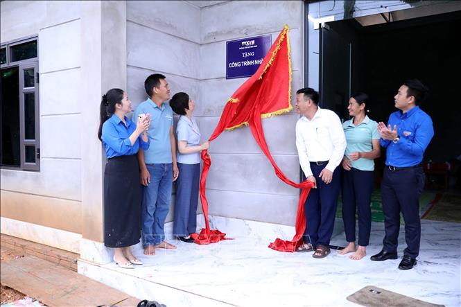 Tổng Giám đốc TTXVN Vũ Việt Trang khánh thành ngôi nhà mới do TTXVN hỗ trợ kinh phí xây dựng. Ảnh: Quang Cường - TTXVN