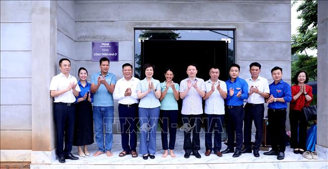 Tổng Giám đốc TTXVN Vũ Việt Trang cùng đoàn công tác khánh thành ngôi nhà mới do TTXVN hỗ trợ kinh phí xây dựng. Ảnh: Quang Cường - TTXVN