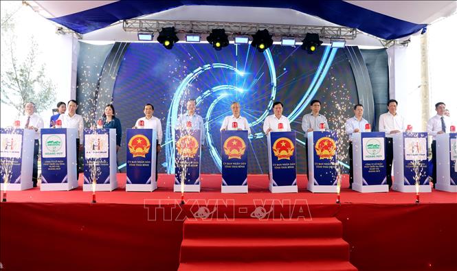 Các đại biểu thực hiện nghi thức khởi công Dự án xây dựng sân golf Cồn Vành và Bến cảng hàng lỏng Ba Lạt tại huyện Tiền Hải. Ảnh: Thế Duyệt – TTXVN