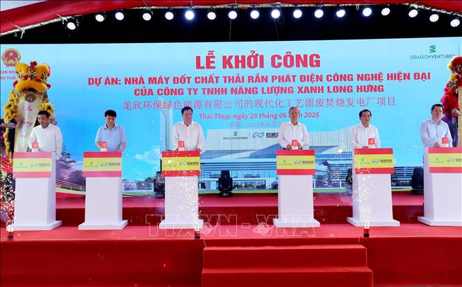 Các đại biểu thực hiện nghi thức khởi công Dự án nhà máy đốt chất thải rắn phát điện công nghệ hiện đại tại xã Thụy Trình, huyện Thái Thụy. Ảnh: Thế Duyệt – TTXVN