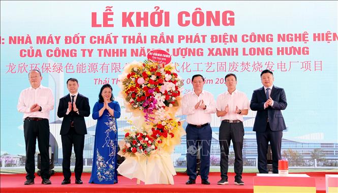 Lãnh đạo tỉnh Thái Bình tặng hoa chúc mừng đơn vị thực hiện Dự án nhà máy đốt chất thải rắn phát điện công nghệ hiện đại tại xã Thụy Trình, huyện Thái Thụy. Ảnh: Thế Duyệt – TTXVN