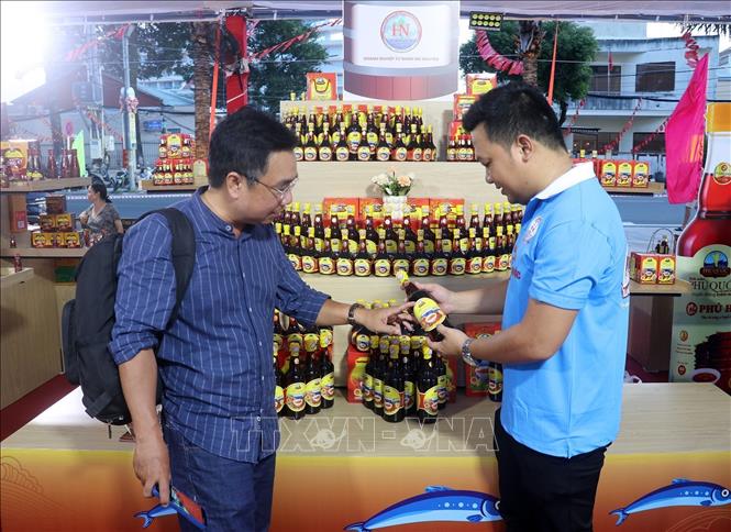 Trưng bày giới thiệu sản phẩm nước mắm Phú Quốc. Ảnh: Lê Huy Hải - TTXVN