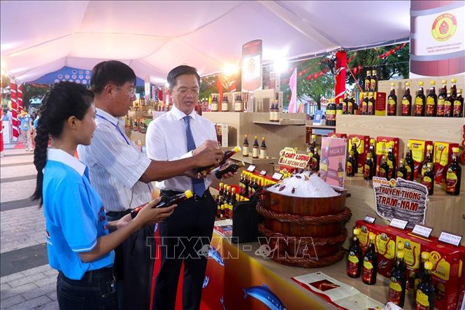 Trưng bày giới thiệu sản phẩm nước mắm Phú Quốc. Ảnh: Lê Huy Hải - TTXVN
