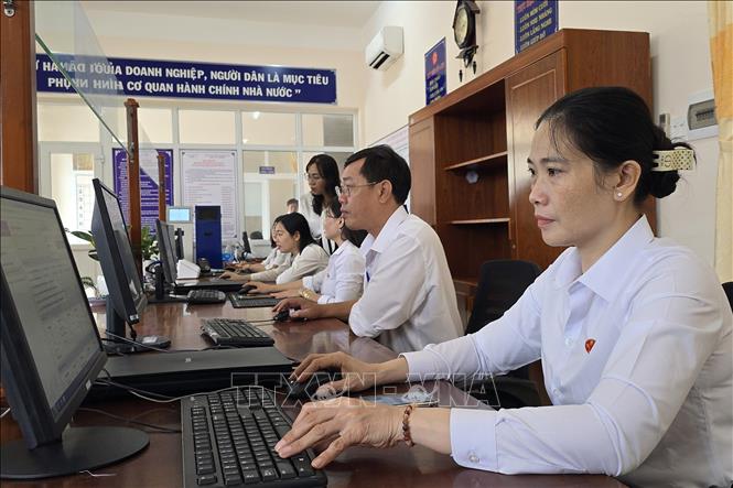 Công chức, viên chức ở 64 đơn vị hành chính cấp xã (phường) của tỉnh Cà Mau mới đều được tham gia tập huấn, thông thạo việc sử dụng phần mềm iOffice. Ảnh: Kim Há - TTXVN