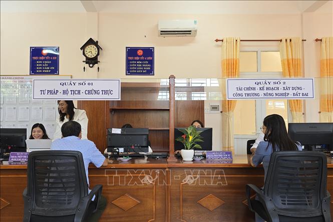 Người dân đăng ký thực hiện thủ tục hành chính tại Trung tâm phục vụ hành chính công phường An Xuyên (mới), tỉnh Cà Mau. Ảnh: Kim Há – TTXVN