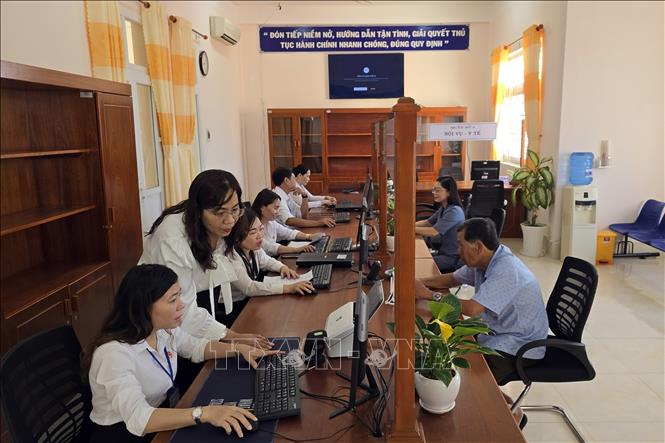 Trung tâm phục vụ hành chính công phường An Xuyên (mới), tỉnh Cà Mau vận hành thử nghiệm, kết nối thông tin đảm bảo an toàn, thông suốt. Ảnh: Kim Há – TTXVN