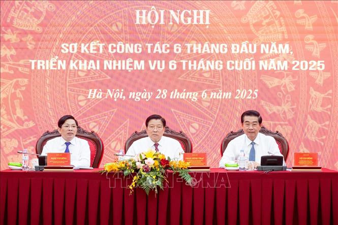 Các đồng chí điều hành hội nghị. Ảnh: Phương Hoa - TTXVN