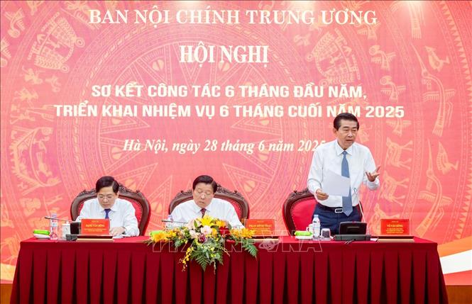 Các đồng chí điều hành hội nghị. Ảnh: Phương Hoa - TTXVN