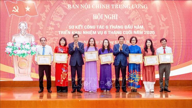 Các cá nhân tiêu biểu nhận Bằng khen của Ban Nội chính Trung ương. Ảnh: Phương Hoa - TTXVN