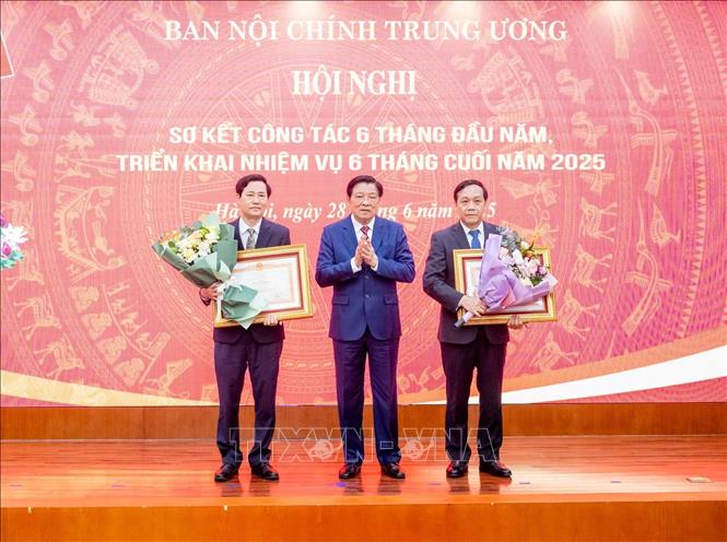 Đồng chí Phan Đình Trạc, Uỷ viên Bộ Chính trị, Bí thư Trung ương Đảng, Trưởng Ban Nội chính Trung ương trao Bằng khen của Thủ tướng Chính phủ cho các cá nhân tiêu biểu. Ảnh: Phương Hoa - TTXVN

