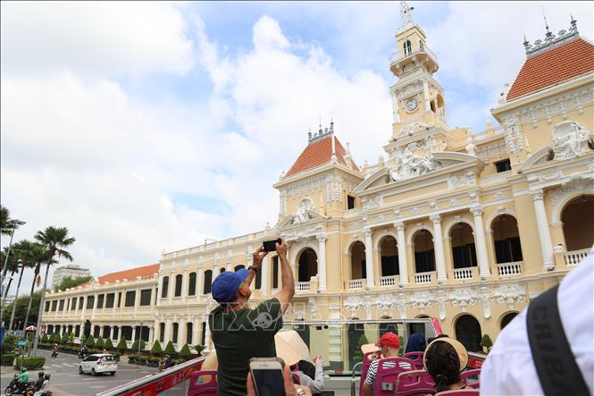 Khách quốc tế khám phá trung tâm Thành phố Hồ Chí Minh trên xe bus hai tầng. Ảnh: Hồng Đạt - TTXVN

