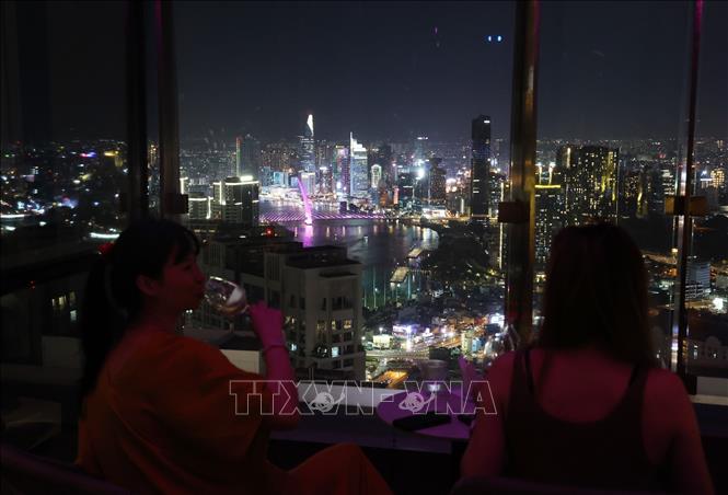 Khách trải nghiệm không gian The Club Lounge, Vinpearl Landmark 81 ngắm toàn cảnh trung tâm Thành phố Hồ Chí Minh về đêm. Ảnh: Hồng Đạt - TTXVN
