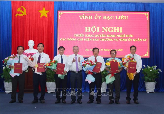 Bí thư Tỉnh ủy Bạc Liêu Lữ Văn Hùng trao quyết định của Ban Thường vụ Tỉnh ủy cho các đồng chí nghỉ hưu. Ảnh: Chanh Đa-TTXVN
 
