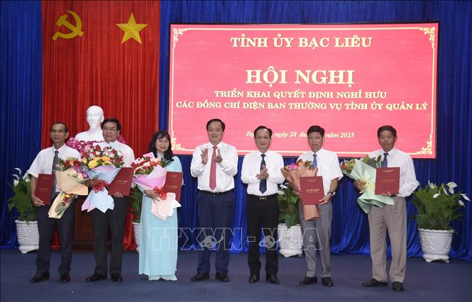 Phó Bí thư Thường trực Tỉnh ủy Bạc Liêu Huỳnh Quốc Việt và Chủ tịch UBND tỉnh Bạc Liêu Phạm Văn Thiều trao quyết định của Ban Thường vụ Tỉnh ủy cho các đồng chí nghỉ hưu. Ảnh: Chanh Đa-TTXVN