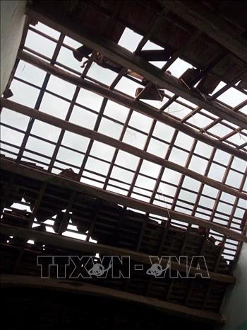 Gần 30 hộ dân xã Quế Châu bị tốc mái nhà do lốc xoáy. Ảnh: TTXVN phát