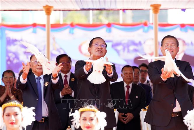 Chủ tịch Đảng Nhân dân Campuchia, Chủ tịch Thượng viện Samdech Techo Hun Sen (giữa), Phó Chủ tịch CPP, Thủ tướng Chính phủ Hoàng gia Campuchia Samdech Thipadei Hun Manet (phải) dự lễ mít tinh kỷ niệm 74 năm ngày thành lập CPP, tại Phnom Penh, ngày 28/6/2025. Ảnh: THX/TTXVN