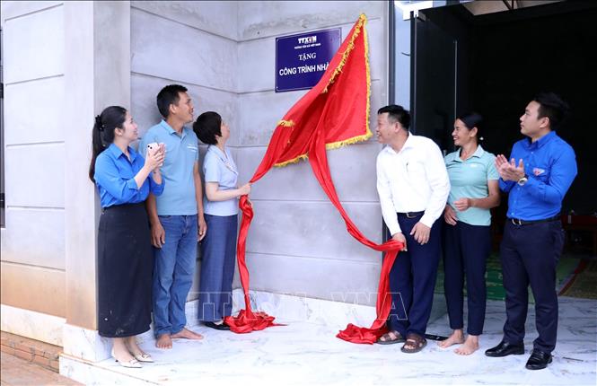 Bí thư Đảng ủy, Tổng Giám đốc TTXVN Vũ Việt Trang cùng các đại biểu thực hiện nghi thức khánh thành ngôi nhà mới do TTXVN hỗ trợ kinh phí xây dựng. Ảnh: Quang Cường - TTXVN