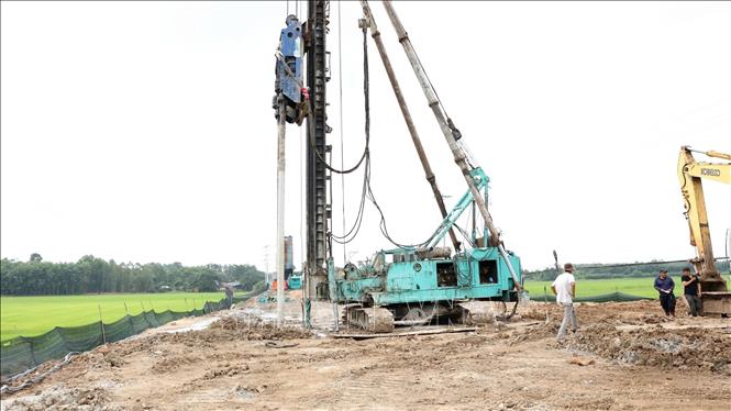 Các đơn vị đang triển khai giải pháp xử lý nền đất yếu bằng phương pháp cọc xi măng - đất D800, với chiều dài cọc từ 10,6m đến 14,8m, bố trí theo lưới vuông với khoảng cách tim cọc 1,7m. Ảnh: Thanh Tân – TTXVN