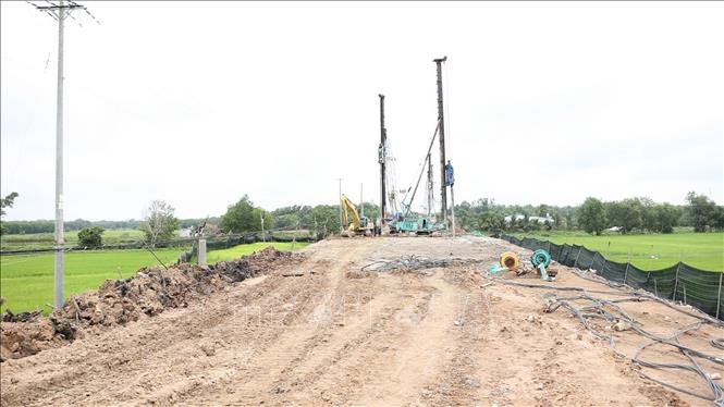 Các đơn vị đang triển khai giải pháp xử lý nền đất yếu bằng phương pháp cọc xi măng - đất. Ảnh: Thanh Tân – TTXVN