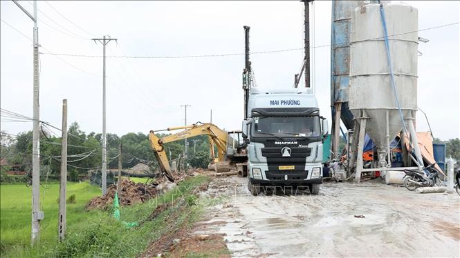Nhà thầu tiến hành gia cố, khắc phục điểm sụt lún đường dẫn vào cầu Hòa Bình. Ảnh: Thanh Tân – TTXVN