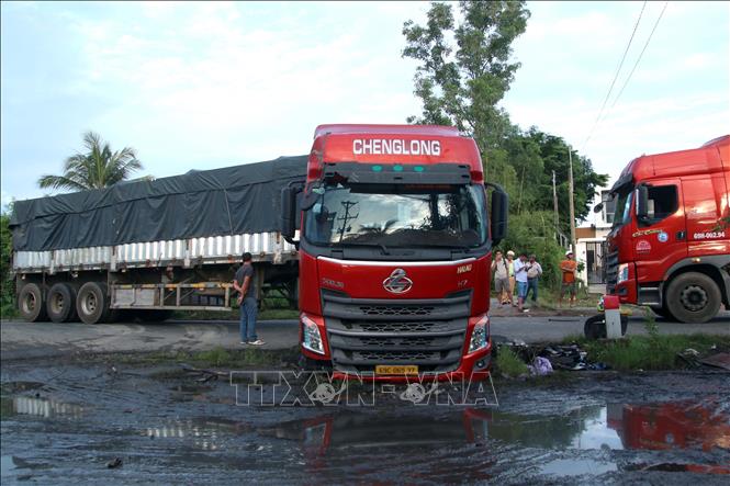 Hiện trường xe tải gặp nạn. Ảnh: Kim Há - TTXVN