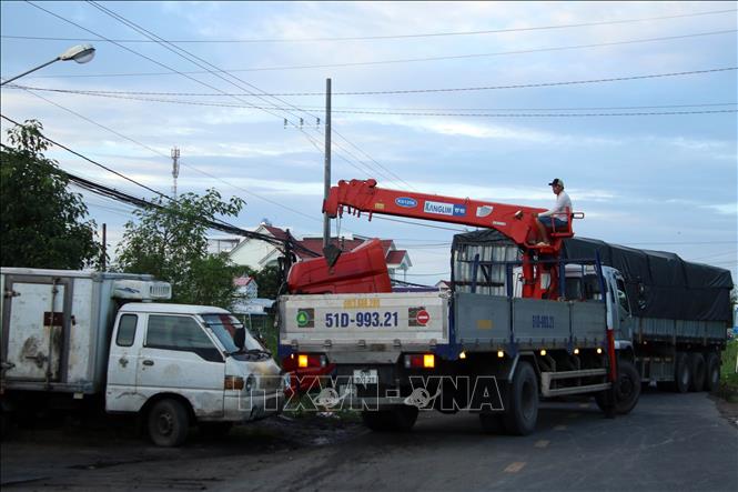 Xe cẩu giải cứu xe tải gặp nạn. Ảnh: Kim Há - TTXVN