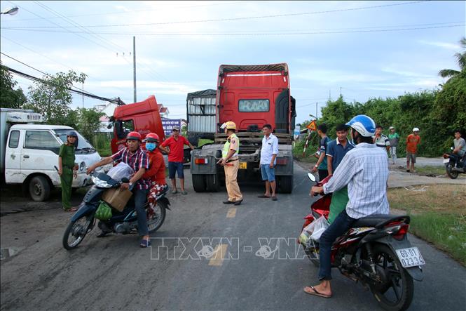 Cảnh sát giao thông kịp thời có mặt tại hiện trường để điều tiết giao thông. Ảnh: Kim Há - TTXVN