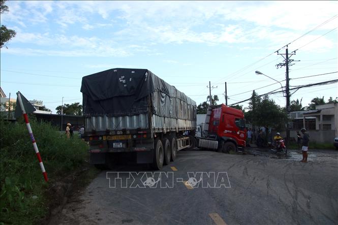 Xe tải mang biển 69C - 065.37 gặp sự cố sụp lún nằm chắn ngang Quốc lộ 63. Ảnh: Kim Há - TTXVN