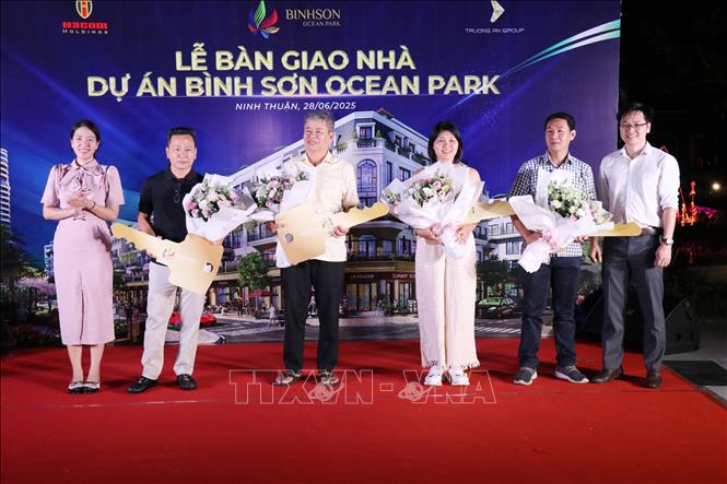 Đại diện chủ đầu tư trao hoa, chìa khóa nhà tượng trưng cho khách hàng mua các căn shophouse. Ảnh: Nguyễn Thành – TTXVN